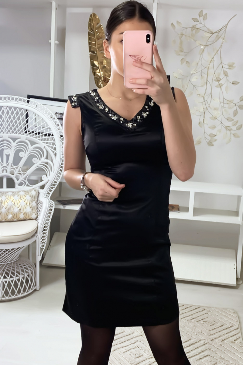 Robe de soirée satiné avec perle et dentelle au col et au manches Robe de soirée satiné avec perle et dentelle au col et au manches