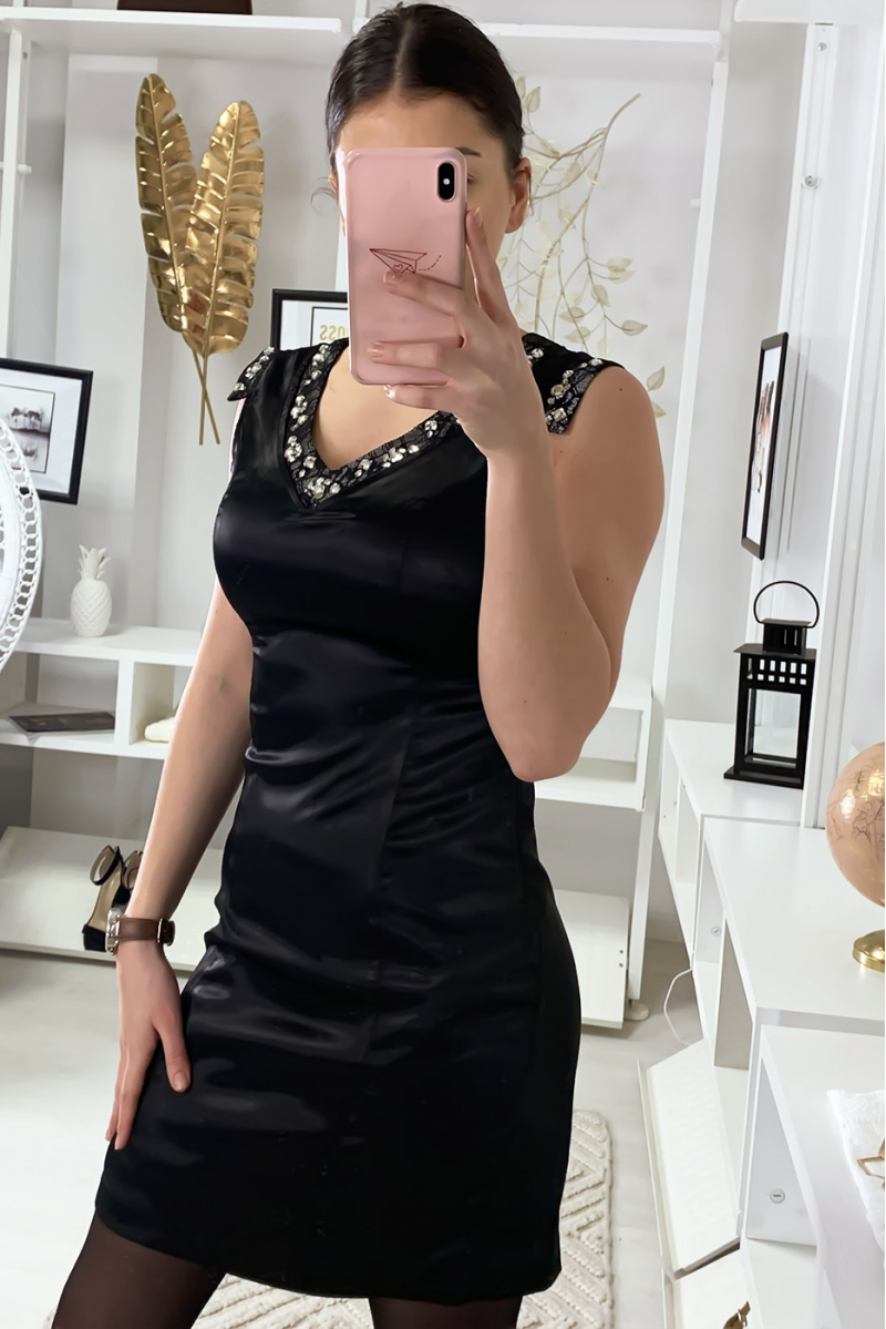 Robe de soirée satiné avec perle et dentelle au col et au manches Robe de soirée satiné avec perle et dentelle au col et au manches