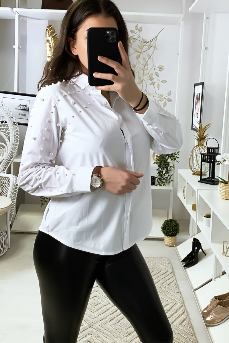 Chemise blanche avec perles aux manches et aux épaules Chemise blanche avec perles aux manches et aux épaules