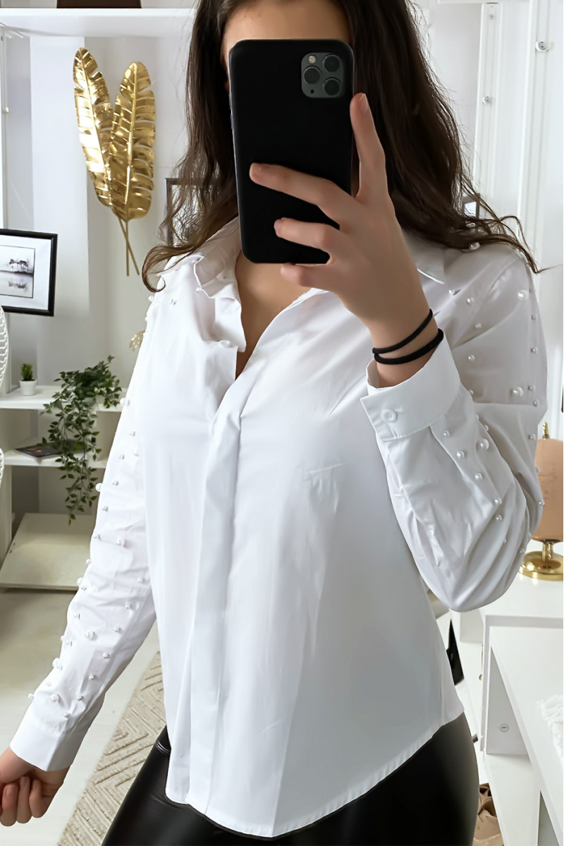 Chemise blanche avec perles aux manches et aux épaules Chemise blanche avec perles aux manches et aux épaules
