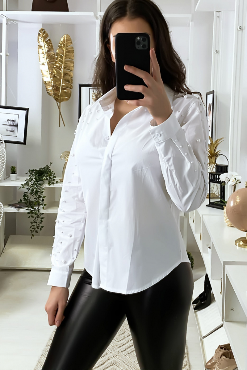 Chemise blanche avec perles aux manches et aux épaules Chemise blanche avec perles aux manches et aux épaules