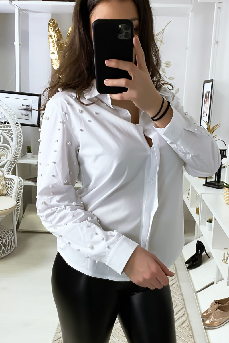 Chemise blanche avec perles aux manches et aux épaules Chemise blanche avec perles aux manches et aux épaules