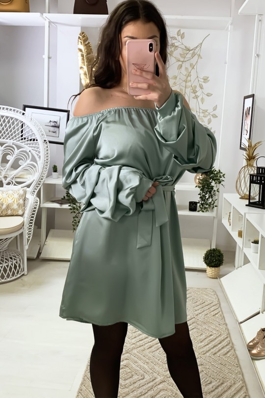 Robe col bateau satiné en vert d'eau avec ceinture et manches froncé Robe col bateau satiné en vert d'eau avec ceinture et manches froncé