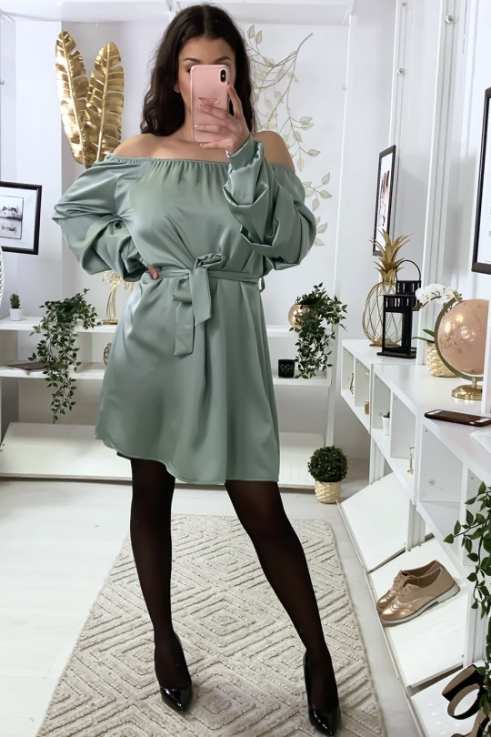 Robe col bateau satiné en vert d'eau avec ceinture et manches froncé Robe col bateau satiné en vert d'eau avec ceinture et manches froncé