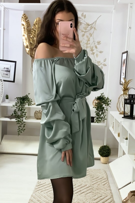 Robe col bateau satiné en vert d'eau avec ceinture et manches froncé Robe col bateau satiné en vert d'eau avec ceinture et manches froncé