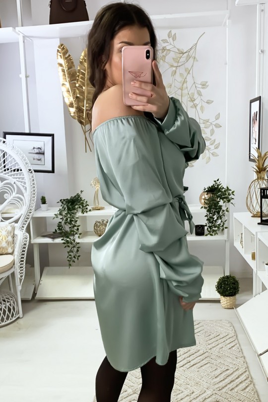 Robe col bateau satiné en vert d'eau avec ceinture et manches froncé Robe col bateau satiné en vert d'eau avec ceinture et manches froncé