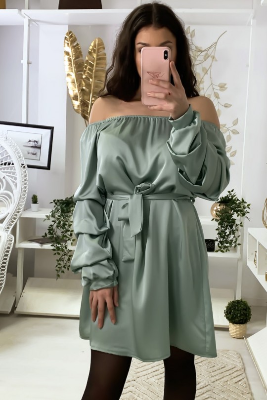 Robe col bateau satiné en vert d'eau avec ceinture et manches froncé Robe col bateau satiné en vert d'eau avec ceinture et manches froncé