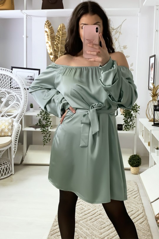 Robe col bateau satiné en vert d'eau avec ceinture et manches froncé Robe col bateau satiné en vert d'eau avec ceinture et manches froncé