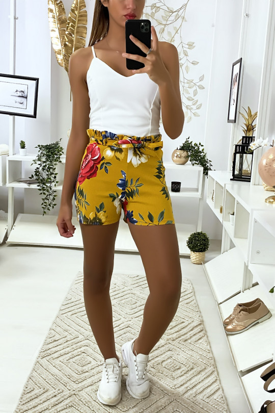 Combi-short moutarde à motif fleuris avec bretelles Combi-short moutarde à motif fleuris avec bretelles