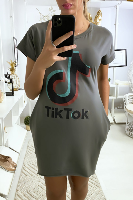 Robe tee shirt kaki avec poche et écriture TIKTOK Robe tee shirt kaki avec poche et écriture TIKTOK