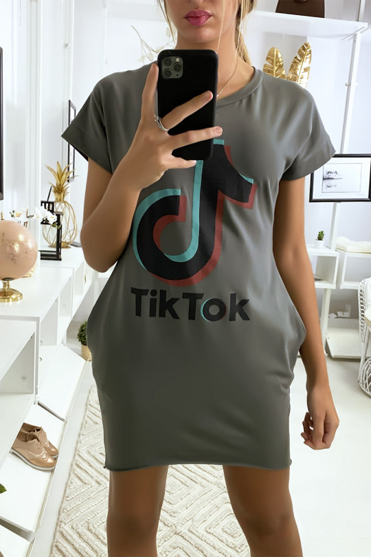 Robe tee shirt kaki avec poche et écriture TIKTOK Robe tee shirt kaki avec poche et écriture TIKTOK