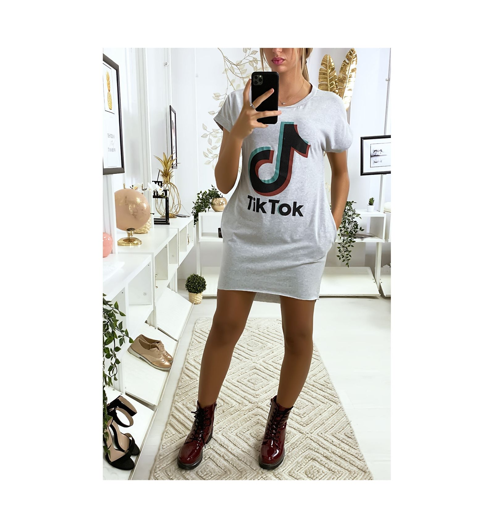 Robe tee shirt gris avec poche et écriture TIKTOK