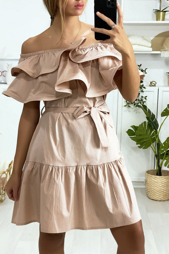 Robe à volant col bateau en rose avec ceinture Robe à volant col bateau en rose avec ceinture
