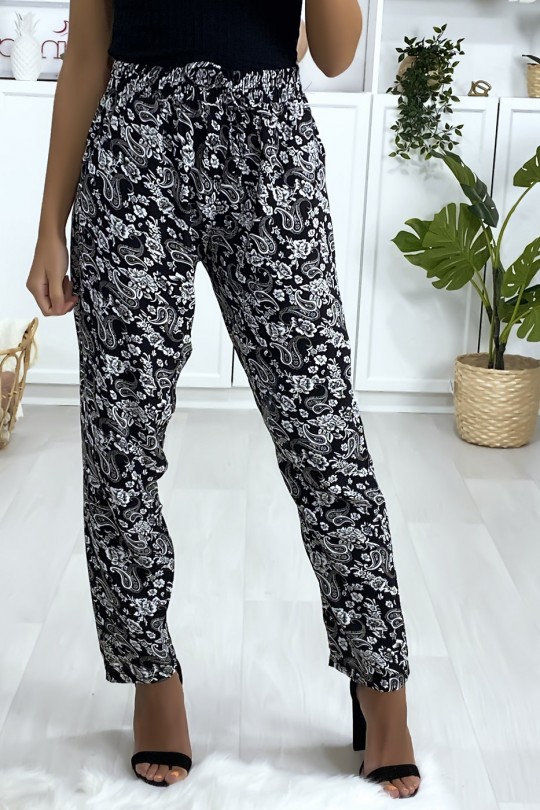 Katoenen broek met zwart-wit patroon, zak en riem Katoenen broek met zwart-wit patroon, zak en riem