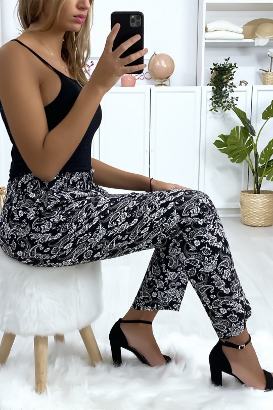 Katoenen broek met zwart-wit patroon, zak en riem Katoenen broek met zwart-wit patroon, zak en riem