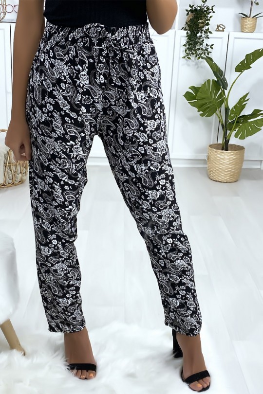 Katoenen broek met zwart-wit patroon, zak en riem Katoenen broek met zwart-wit patroon, zak en riem