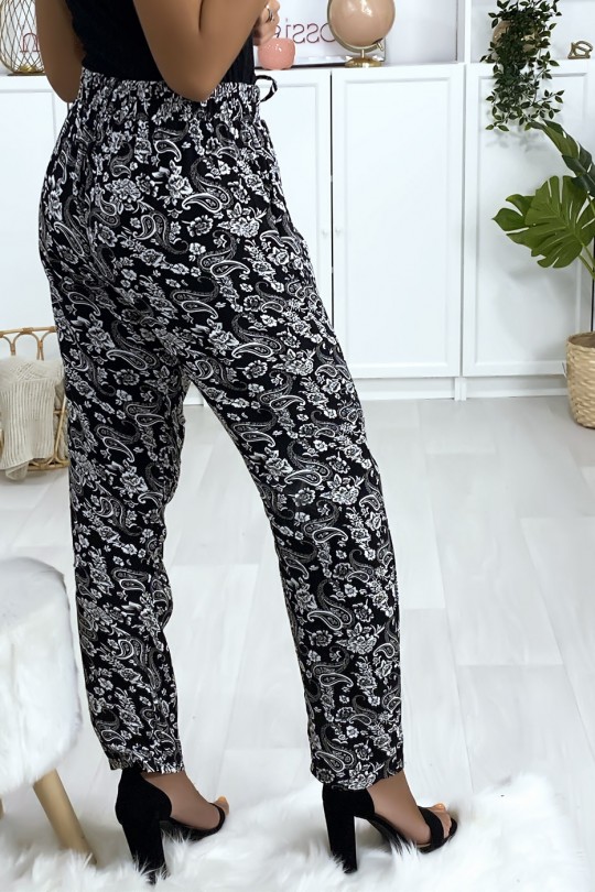Katoenen broek met zwart-wit patroon, zak en riem Katoenen broek met zwart-wit patroon, zak en riem