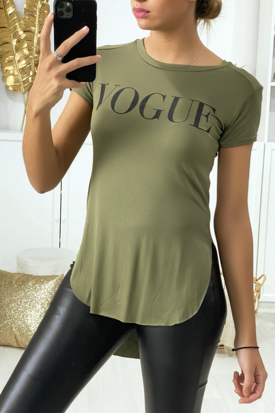 Tee-shirt kaki plus long à l'arrière avec écriture VOGUE Tee-shirt kaki plus long à l'arrière avec écriture VOGUE