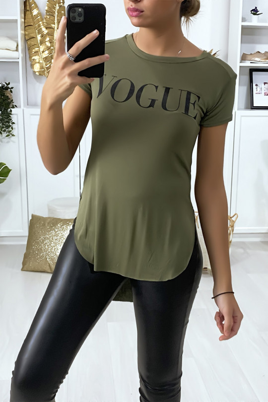 Tee-shirt kaki plus long à l'arrière avec écriture VOGUE Tee-shirt kaki plus long à l'arrière avec écriture VOGUE