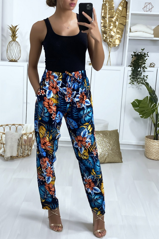 Pantalon marine en coton avec poches et motif fleuris Pantalon marine en coton avec poches et motif fleuris