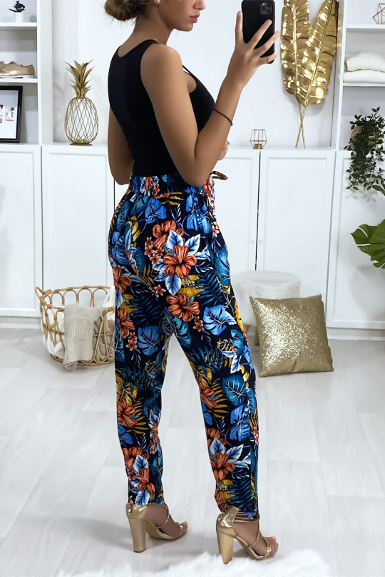 Pantalon marine en coton avec poches et motif fleuris Pantalon marine en coton avec poches et motif fleuris