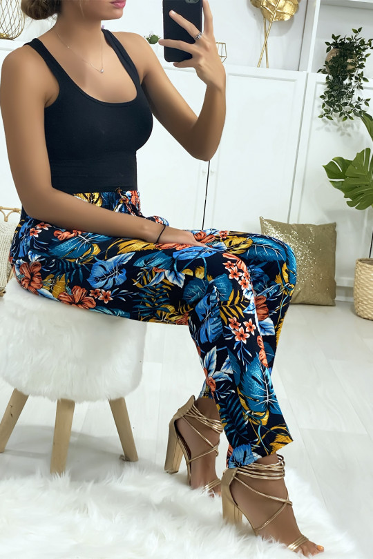 Pantalon marine en coton avec poches et motif fleuris Pantalon marine en coton avec poches et motif fleuris