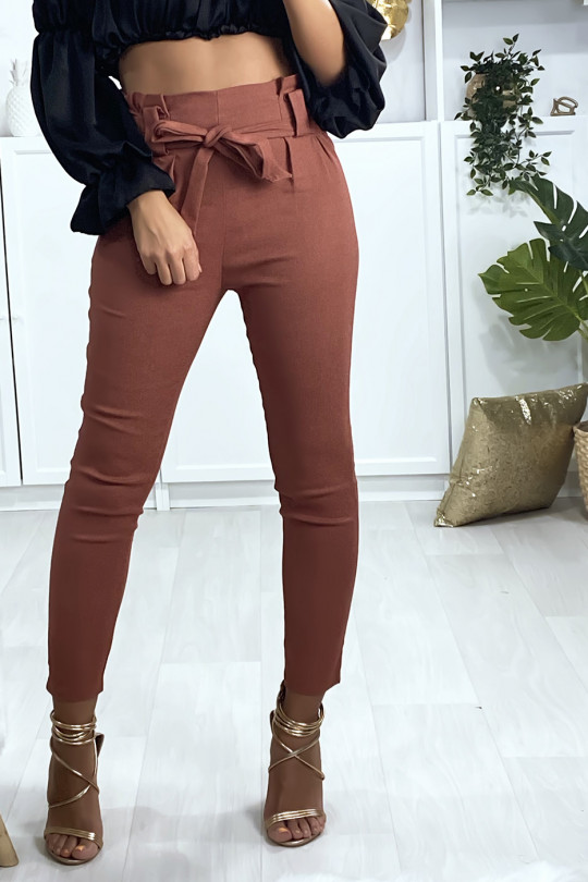 Pantalon cigarette cognac avec ceinture et plis Pantalon cigarette cognac avec ceinture et plis