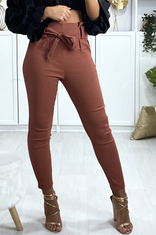 Pantalon cigarette cognac avec ceinture et plis Pantalon cigarette cognac avec ceinture et plis