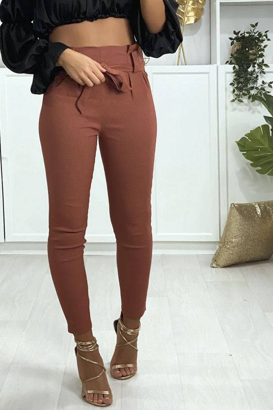Pantalon cigarette cognac avec ceinture et plis Pantalon cigarette cognac avec ceinture et plis
