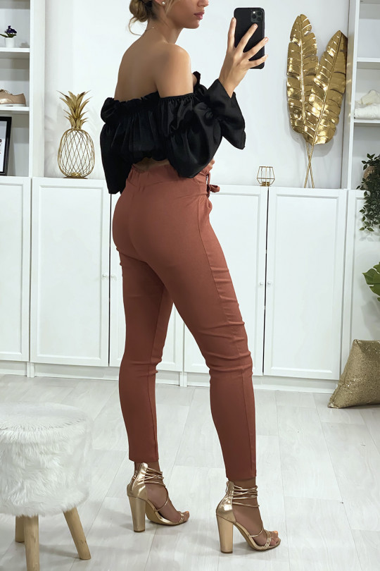 Pantalon cigarette cognac avec ceinture et plis Pantalon cigarette cognac avec ceinture et plis