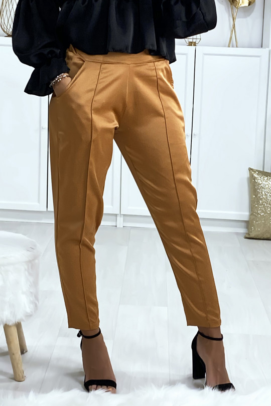 Pantalon cigarette satiné en camel avec poches et plis devant Pantalon cigarette satiné en camel avec poches et plis devant