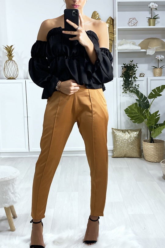 Pantalon cigarette satiné en camel avec poches et plis devant Pantalon cigarette satiné en camel avec poches et plis devant