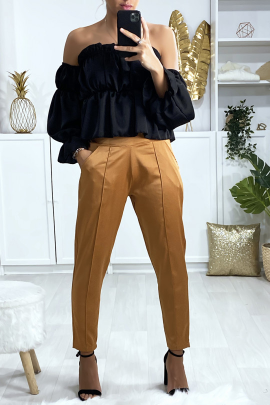Pantalon cigarette satiné en camel avec poches et plis devant Pantalon cigarette satiné en camel avec poches et plis devant