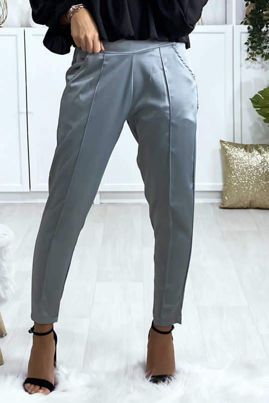 Pantalon cigarette satiné en vert claire avec poches et plis devant Pantalon cigarette satiné en vert claire avec poches et plis devant