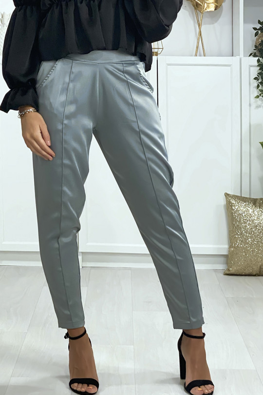 Pantalon cigarette satiné en vert claire avec poches et plis devant Pantalon cigarette satiné en vert claire avec poches et plis devant