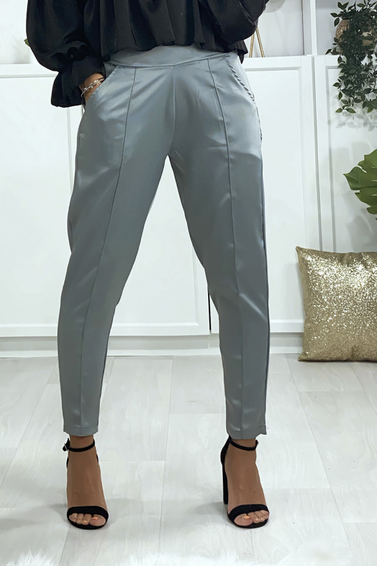 Pantalon cigarette satiné en vert claire avec poches et plis devant Pantalon cigarette satiné en vert claire avec poches et plis devant