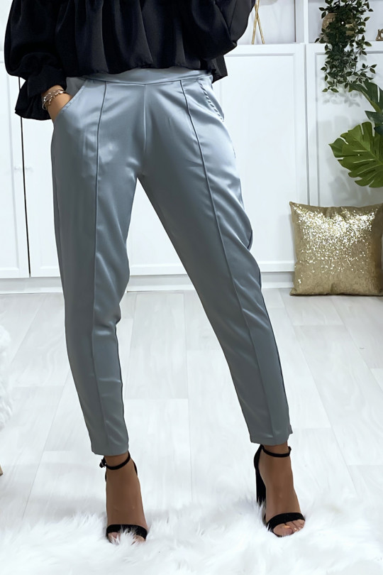 Pantalon cigarette satiné en vert claire avec poches et plis devant Pantalon cigarette satiné en vert claire avec poches et plis devant