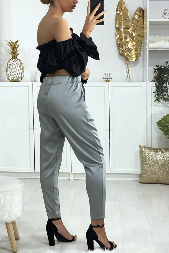 Pantalon cigarette satiné en vert claire avec poches et plis devant Pantalon cigarette satiné en vert claire avec poches et plis devant