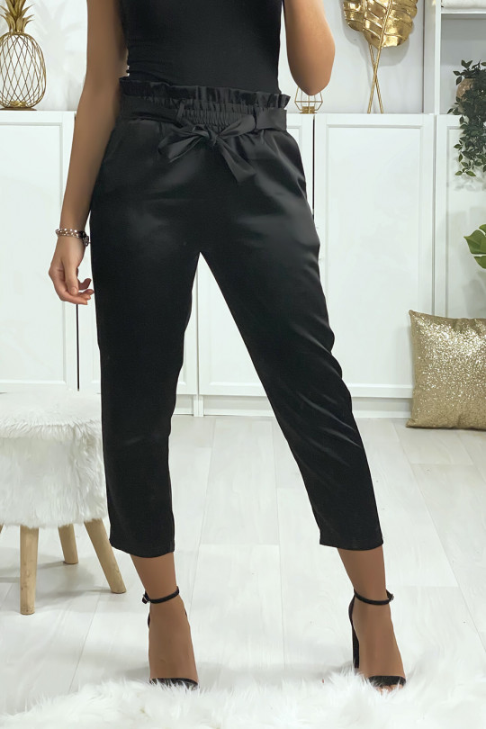 Pantalon cigarette noir satiné avec ceinture et poches Pantalon cigarette noir satiné avec ceinture et poches