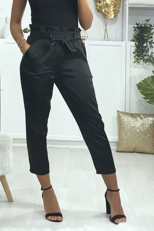 Pantalon cigarette noir satiné avec ceinture et poches Pantalon cigarette noir satiné avec ceinture et poches