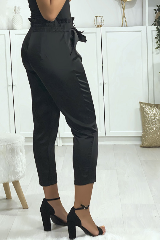 Pantalon cigarette noir satiné avec ceinture et poches Pantalon cigarette noir satiné avec ceinture et poches