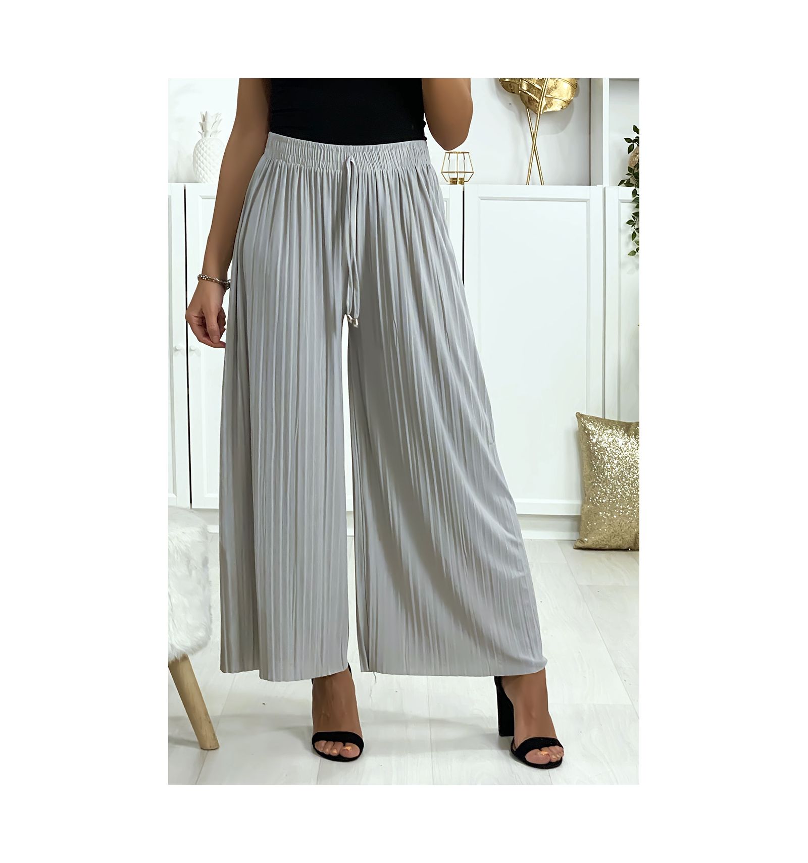 Pantalon palazzo plissé en gris. Mode femme