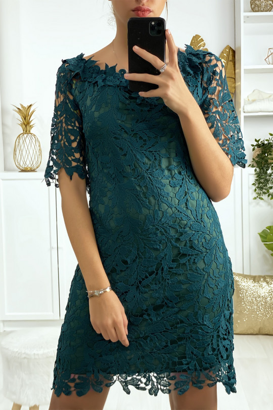 Robe vert col bateau et très chic en dentelle doublé Robe vert col bateau et très chic en dentelle doublé