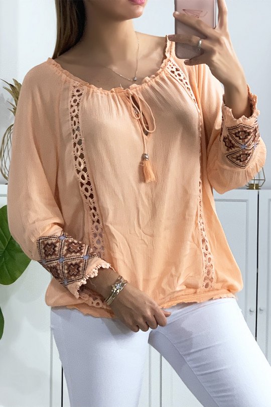 Blouse rose lacet au col avec broderie aux manches Blouse rose lacet au col avec broderie aux manches