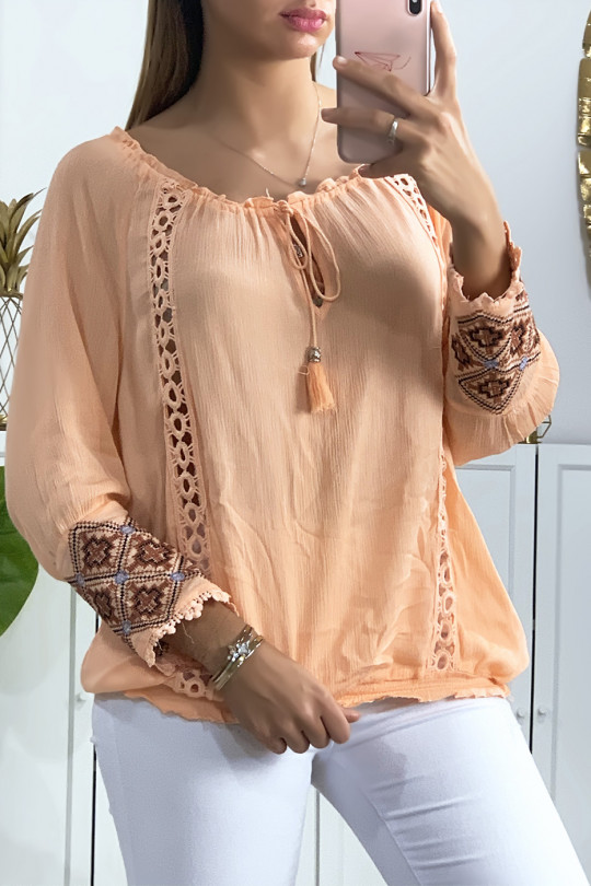 Blouse rose lacet au col avec broderie aux manches Blouse rose lacet au col avec broderie aux manches