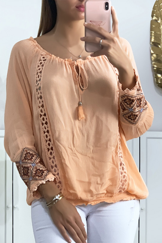Blouse rose lacet au col avec broderie aux manches Blouse rose lacet au col avec broderie aux manches