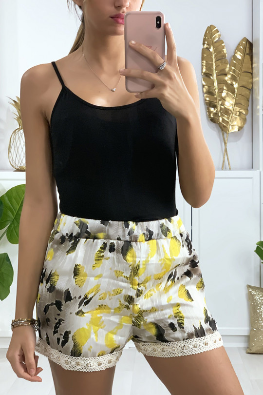 Short doublé avec des touches dorées, dentelle et strass Short doublé avec des touches dorées, dentelle et strass