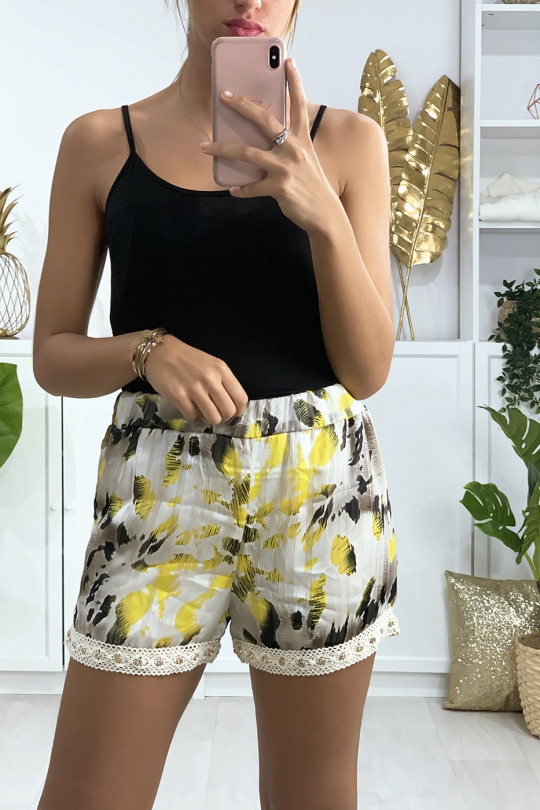 Short doublé avec des touches dorées, dentelle et strass Short doublé avec des touches dorées, dentelle et strass