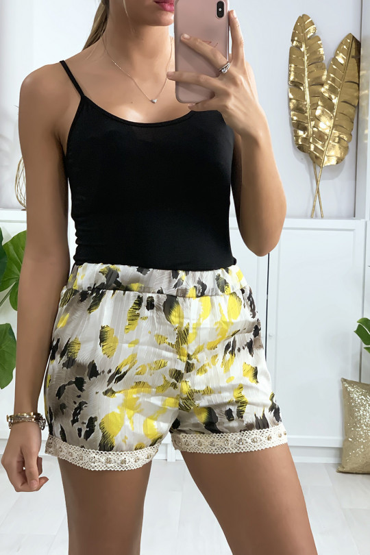 Short doublé avec des touches dorées, dentelle et strass Short doublé avec des touches dorées, dentelle et strass