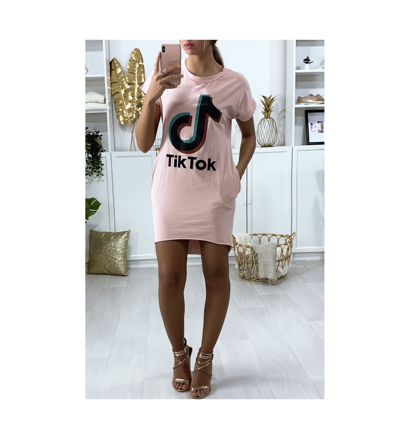 Robe tee shirt rose avec poche et écriture TIKTOK